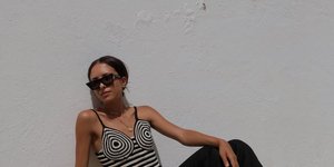 γυναίκα με παντελόνι