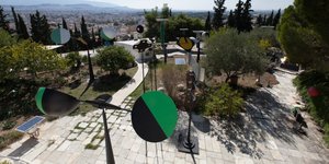 To KΠΙΣΝ στήνει 46 γλυπτά του Takis στον υπαίθριο χώρο του