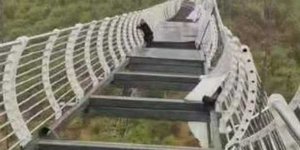 Άνδρας σε γυάλινη γέφυρα που καταρρέει