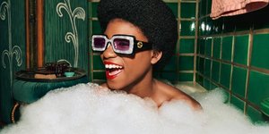 γυναίκα με γυαλιά ηλίου στην καμπάνια Gucci