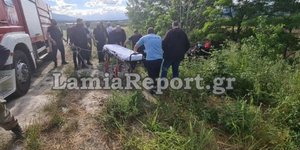 Διασώστες οδηγούν ηλικιωμένη στο ΕΚΑΒ αφού εντοπίστηκε τραυματισμένη σε ρέμα σε χωριό της Λαμίας