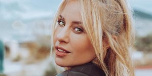 Η Γωγώ Μαστροκώστα με jacket