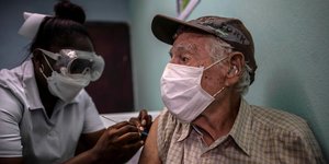 Γυναίκα γιατρός κάνει εμβόλιο κατά του κορωνοϊού σε ηλικιωμένο στη Κούβα