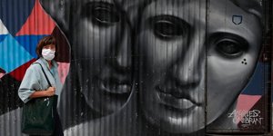 Γυναίκα μπροστά από γκράφιτι