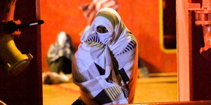 Γυναίκα μετανάστασης κουκουλωμένη σε πλοίο