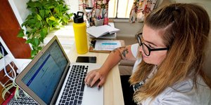 Τηλεργασία γυναίκα στο σπίτι με laptop