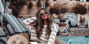 γυναίκα με γυαλιά και τοπ