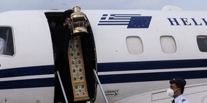 ΤΟ Άγιο Φως κατέφθασε το απόγευμα του Μεγάλου Σαββάτου στην Αθήνα