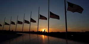 Ηλιοβασίλεμα με φόντο σημαίες των ΗΠΑ, στην Ουάσιγκτον