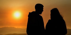 Ζευγάρι με φόντο το ηλιοβασίλεμα