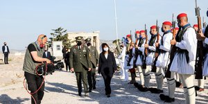 Επαρση σημαίας στην Ακρόπολη για τα 40 χρόνια από την ένταξη της Ελλάδας στην ΕΕ