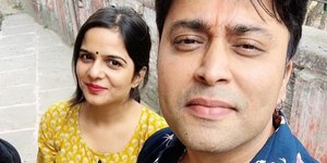 Ο 35χρονος Ινδός ηθοποιός με την σύζυγό του