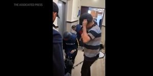 Η στιγμή της εκκένωσης των γραφείων του Associated Press στη Γάζα