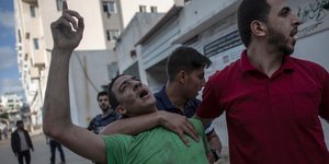 Νεαρός Παλαιστίνιος θρηνεί για τον πατέρα του που σκοτώθηκε από ισραηλινή επιδρομή