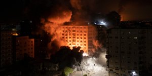 Κτίρια βομβαρδίζονται νύχτα καπνοί, εκρήξεις