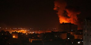 Βομβαρδισμός σε κτίριο στη Λωρίδα της Γάζας τη νύχτα