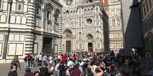Κόσμος σε καφέ στην Piazza della Signora της Φλωρεντίας