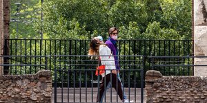 Ενας άντρας και μία γυναίκα περπατούν στην Ιταλία