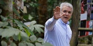 Ο πρόεδρος της Κολομβίας, Ιβάν Ντούκε με πουκάμισο και χέρι ψηλά