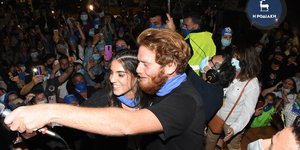 Πλήθος κόσμου υποδέχθηκε τον Τζέιμς Καφετζή και η Αννα -Μαρία Βέλλη στη Ρόδο