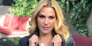 H Tζένη Μπότση με μακριά μαλλιά