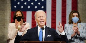 Τζο Μπαίντεν Καμάλα Χάρις Νάνσι Πελόζι μπροστά από αμερικανική σημαία