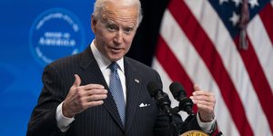 Τζο Μπάιντεν με ριγέ κοστούμι μπροστά από αμερικανική σημαία