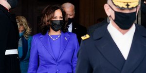 Η Καμάλα Χάρις με μωβ ταγέρ