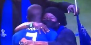 Ο Ενγκολό Καντέ με την μητέρα του