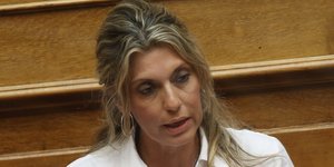 Η Καραμανλή στο βήμα της Ολομέλειας