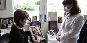 Η Πρόεδρος της Δημοκρατίας σε επίσκεψη στους γονείς της Ελένης Τοπαλούδη
