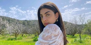 H Ειρήνη Καζαριάν με παντελόνι από τα Pull and Bear