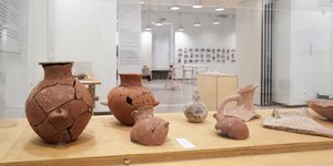  ΟΠΑΝΔΑ: «δες ΑΠΕΝΑΝΤΙ» -Τα σπουδαία αρχαιολογικά ευρήματα από την Κέρο στην Πινακοθήκη του Δήμου Αθηναίων