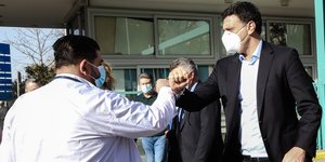 Ο Κικίλιας με νοσηλευτή