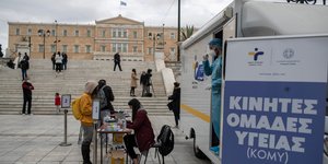 Κινητή ομάδα υγείας του ΕΟΔΥ διενεργεί rapid test σε πολίτες στην πλατεία Συντάγματος