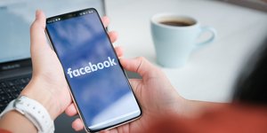 Κινητό τηλέφωνο στην εφαρμογή του Facebook