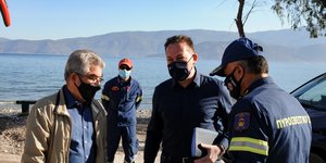 Ο Στέλιος Πέτσας, επικεφαλής κυβερνητικού κλιμακίου φτάνει στο πυρόπληκτο Αλεποχώρι