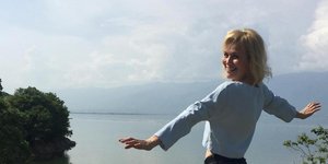 Η Κωνσταντίνα Μιχαήλ με φόντο τη θάλασσα