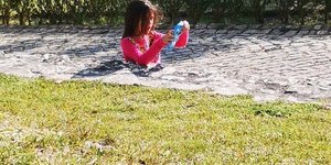 Είναι δυνατόν να είναι θαμμένο στο τσιμέντο αυτό το κορίτσι;