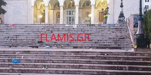 Σκαλιά εκκλησίας γεμάτα σκουπίδια από κορωνοπάρτι