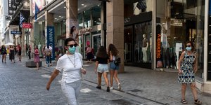 Κόσμος στα μαγαζιά της Αθήνας