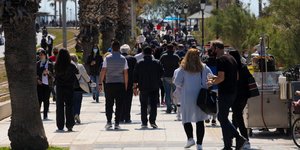 κόσμος κάνει βόλτα σε παραλιακή