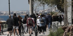 κόσμος σε παραλιακή στον πεζόδρομο