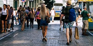 Κόσμος περπατάει στην Αθήνα