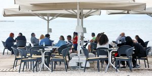 Κόσμος σε εστιατόριο μετά το άνοιγμα 