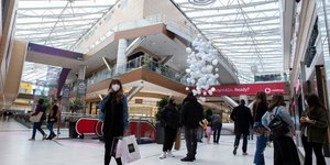 Κόσμος σε εμπορικό κέντρο στην Αθήνα