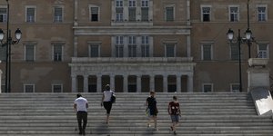 κόσμος στα σκαλία στην πλατεία Συντάγματος απέναντι από Βουλή