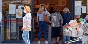 κόσμος έξω από σούπερ μάρκετ