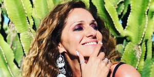 Η Βίκυ Κουλιανού με σκουλαρίκια