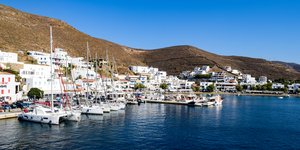 Κύθνος, λευκά σπίτια και θάλασσα